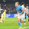 Il Napoli batte 2-1 la Juve e torna in vetta, doppietta di Hojlund