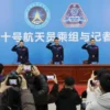 Cina, conferite medaglie ai tre astronauti della missione Shenzou-20